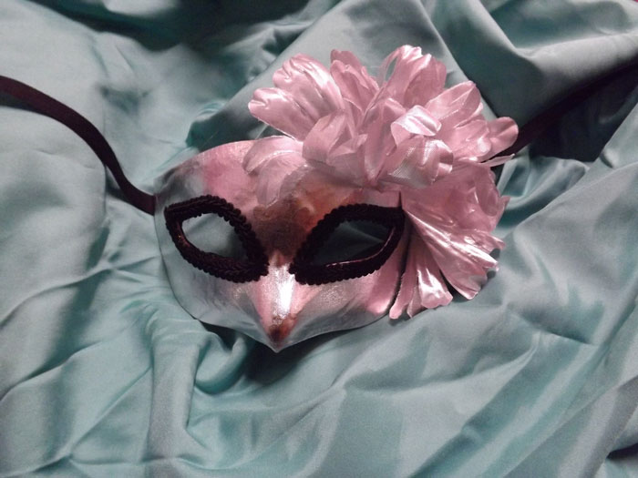 nicla_makeup_artist_center_maschere_artigianali_-in_tessuto_mast014_maschera_peonia_dargento_zo.jpg