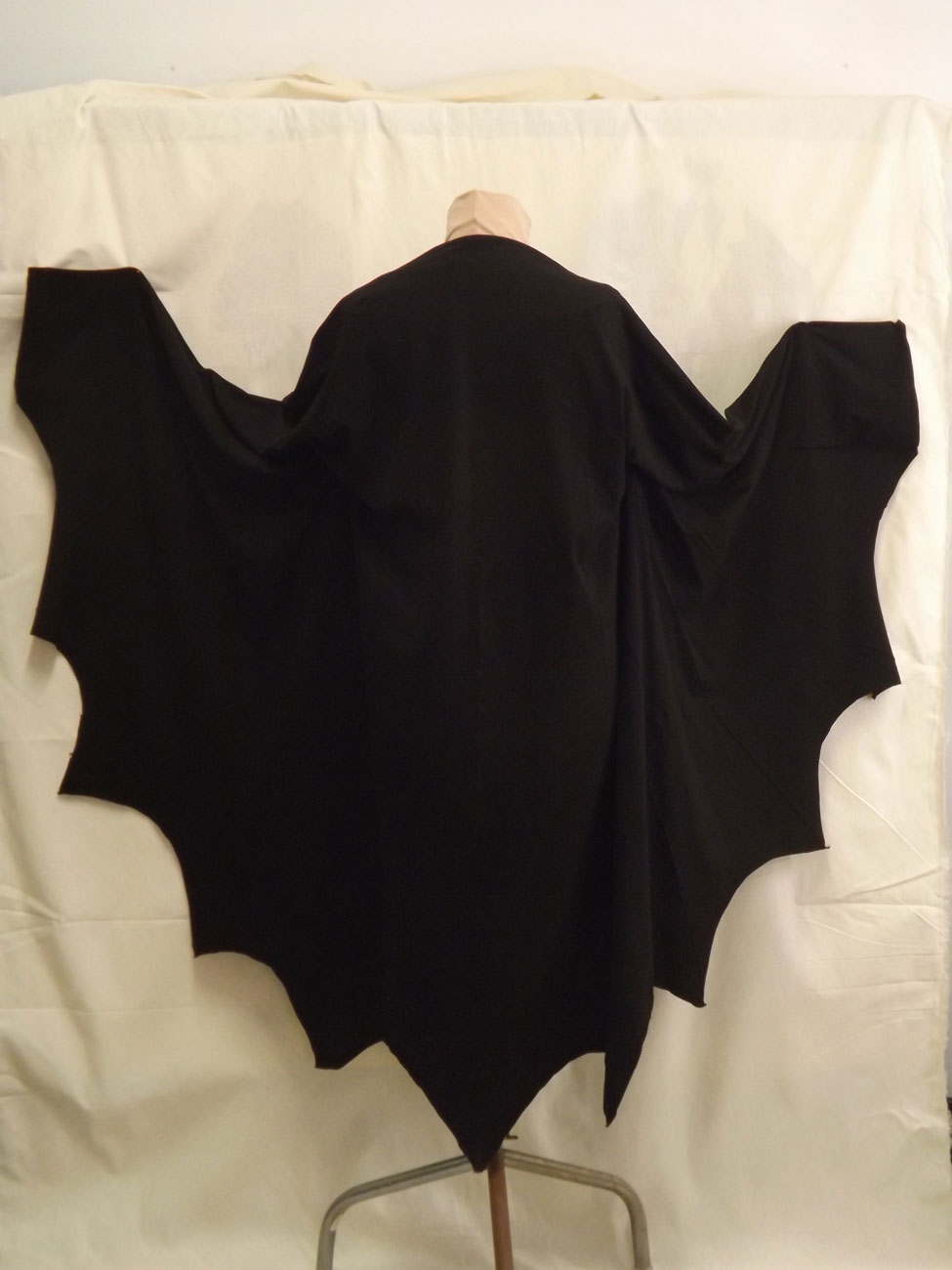 nicla_makeup_artist_center_costumi_sartoria_su_misura_costumi_donna_mantello_a_pipistrello1_zoom.jpg